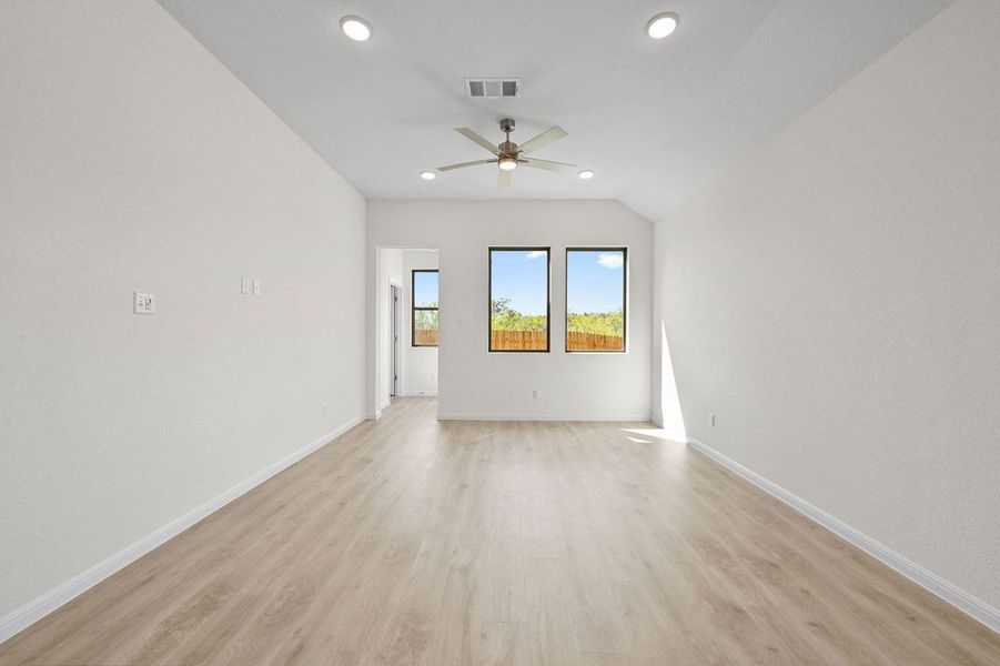 Spacious, unfurnished interior of a new home in Trinity Ranch, Elgin (Image 15).