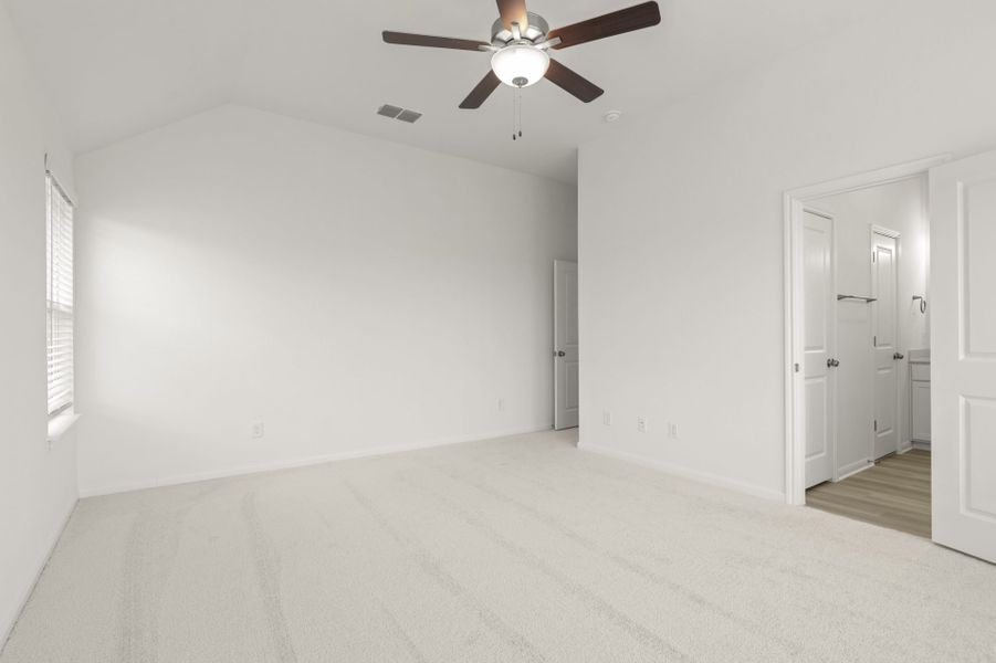 Spacious, unfurnished interior of a new home in Village at Three Oaks, Seguin (Image 27).