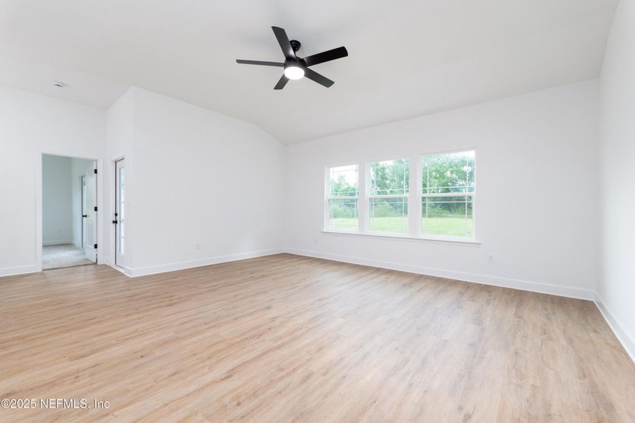 Spacious, unfurnished interior of a new home in , Middleburg (Image 18).