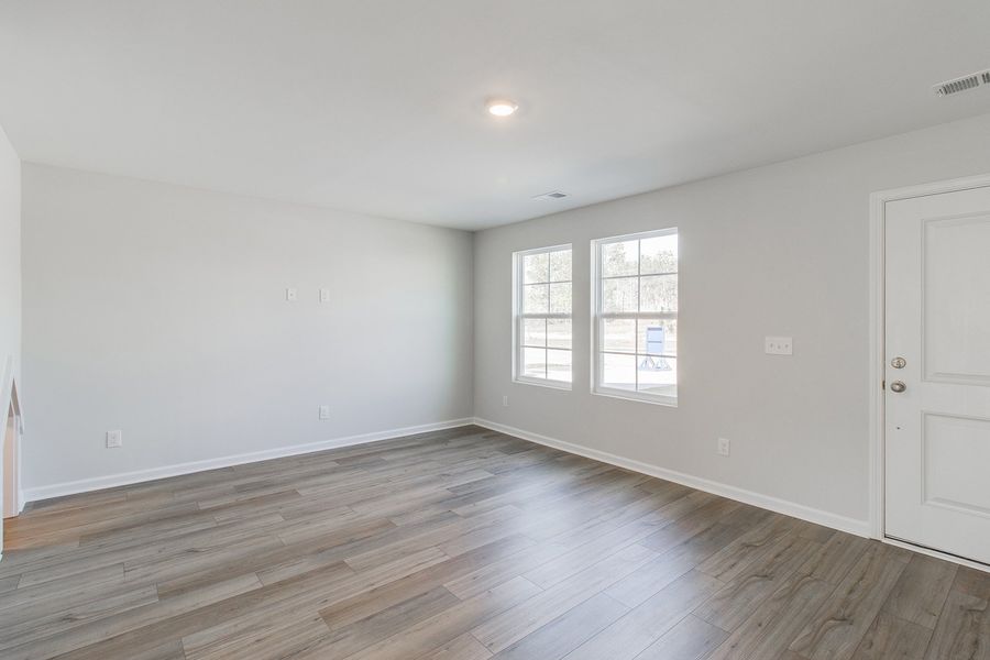 Spacious, unfurnished interior of a new home in Astoria, Columbia (Image 13).