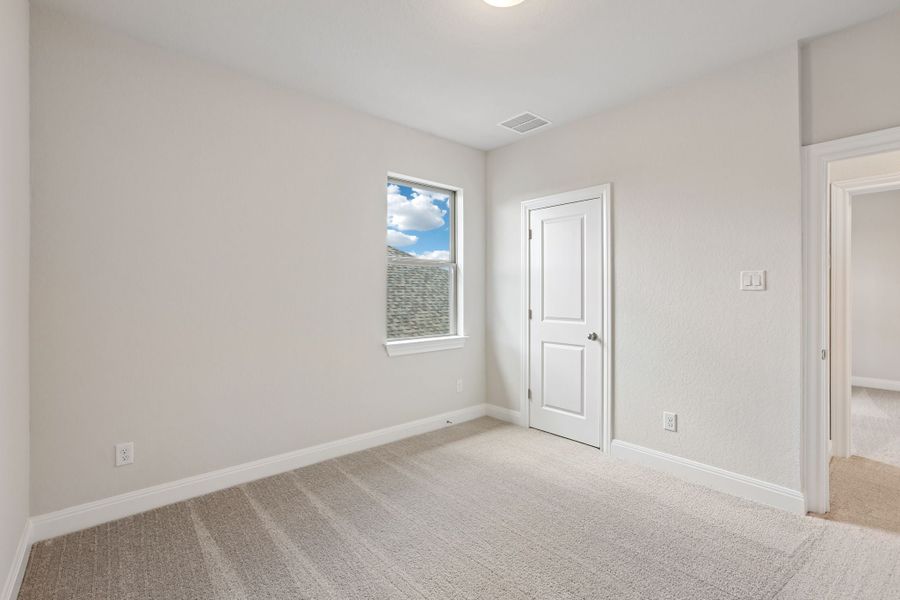 Spacious, unfurnished interior of a new home in 6 Creeks, Kyle (Image 34).
