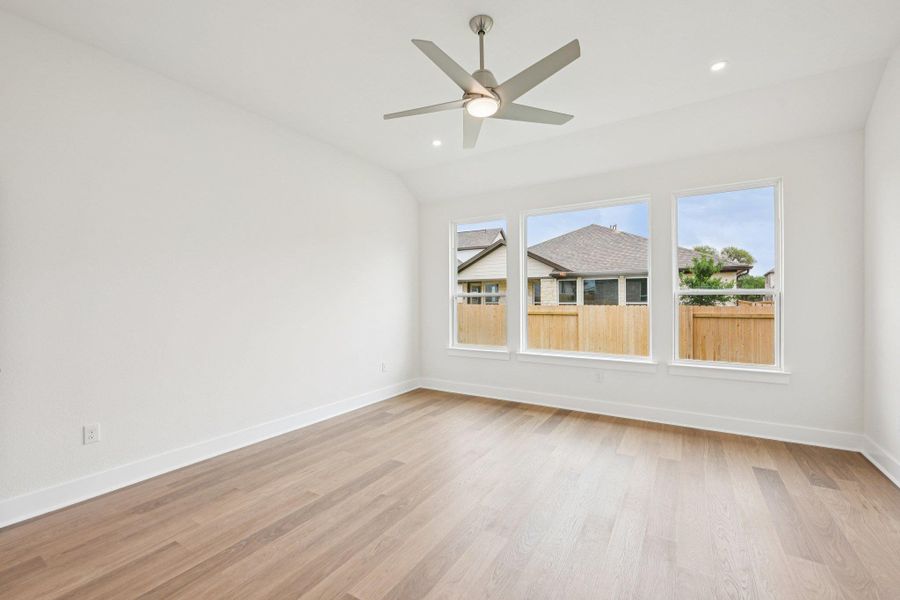 Spacious, unfurnished interior of a new home in Persimmon, Buda (Image 16).