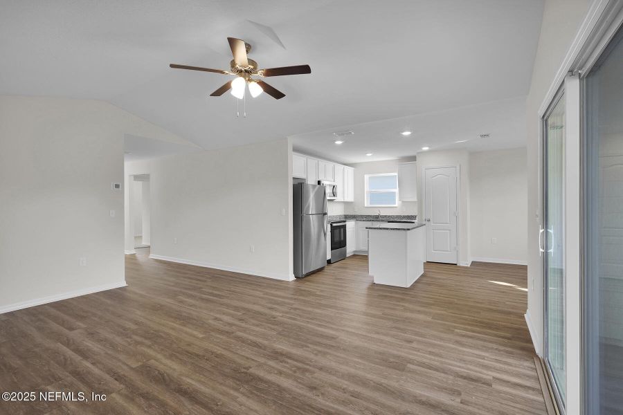 Spacious, unfurnished interior of a new home in Rolling Hills, Green Cove Springs (Image 15).