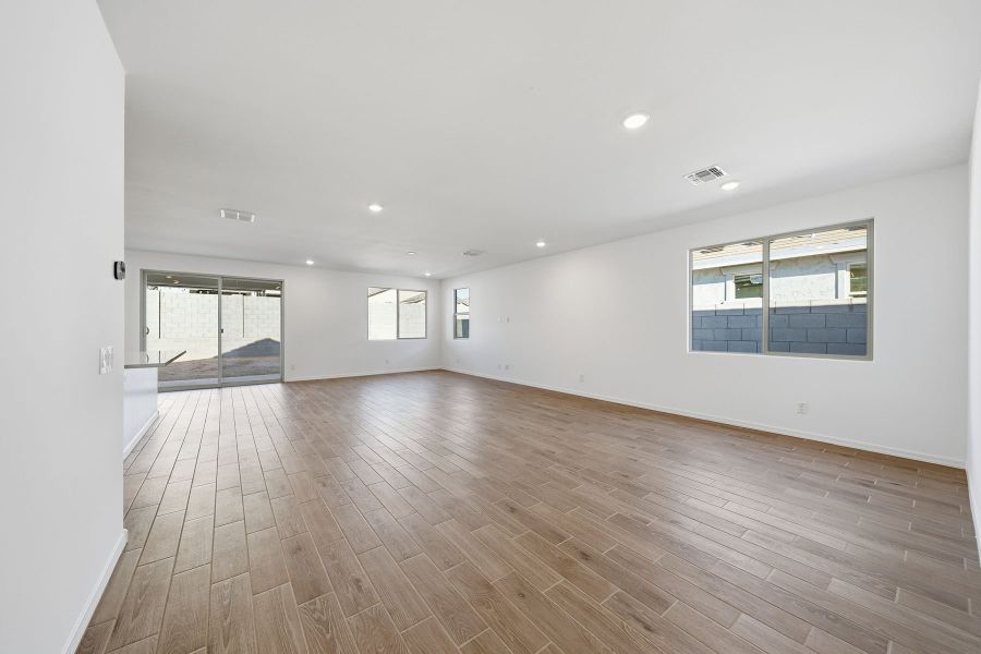 Spacious, unfurnished interior of a new home in Tierra Vistoso, Surprise (Image 6).