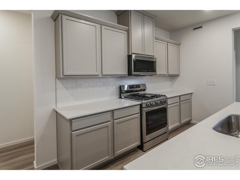 KITCHEN W/ SS APPLIANCES INCLUDED