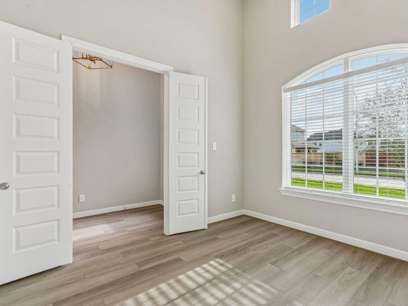 Spacious, unfurnished interior of a new home in Massey Oaks - Estate Series, Pearland (Image 28).