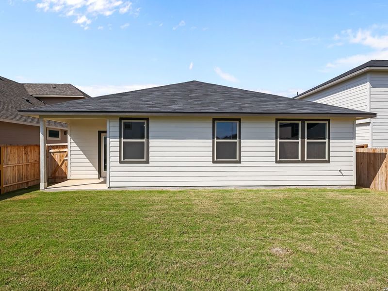 Exterior details and patio area of a home in Hannah Heights, Seguin (Image 4).