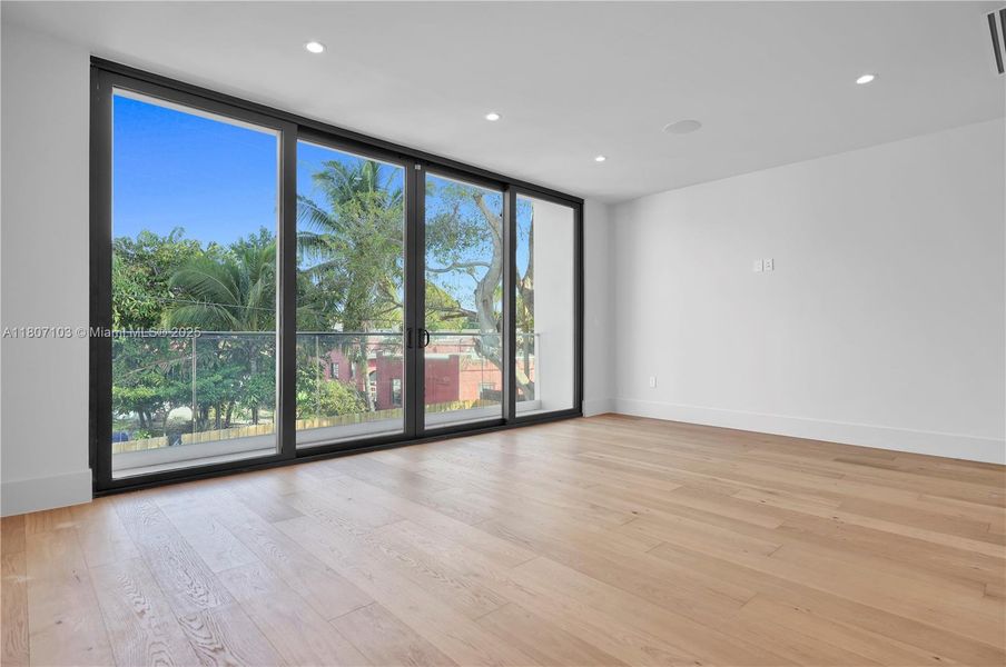 Spacious, unfurnished interior of a new home in , Miami (Image 26).