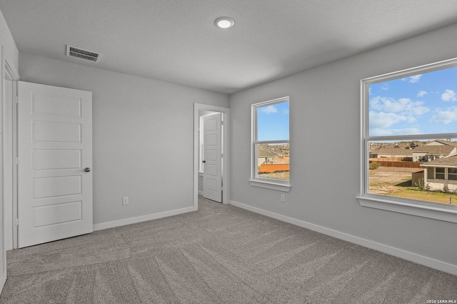 Spacious, unfurnished interior of a new home in Cinco Lakes, San Antonio (Image 31).