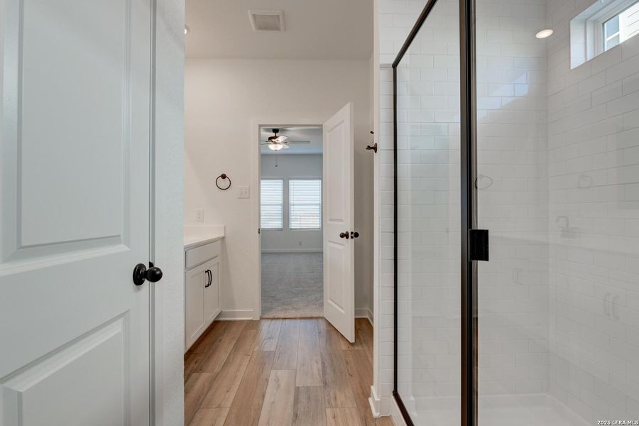 Spacious, unfurnished interior of a new home in Hennersby Hollow, San Antonio (Image 18).