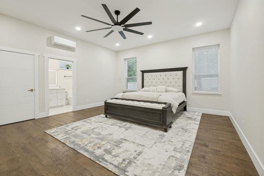 Furnished interior view inside a new home in , Corsicana (Image 11).