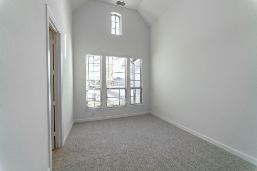 Spacious, unfurnished interior of a new home in Heath Golf & Yacht Club, Heath (Image 57).