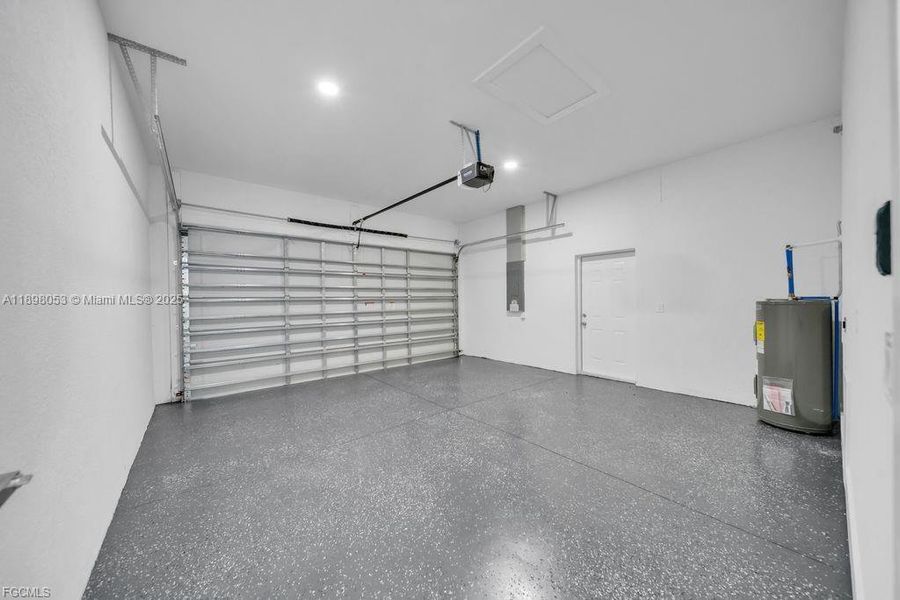 Spacious, unfurnished interior of a new home in , Lehigh Acres (Image 20).