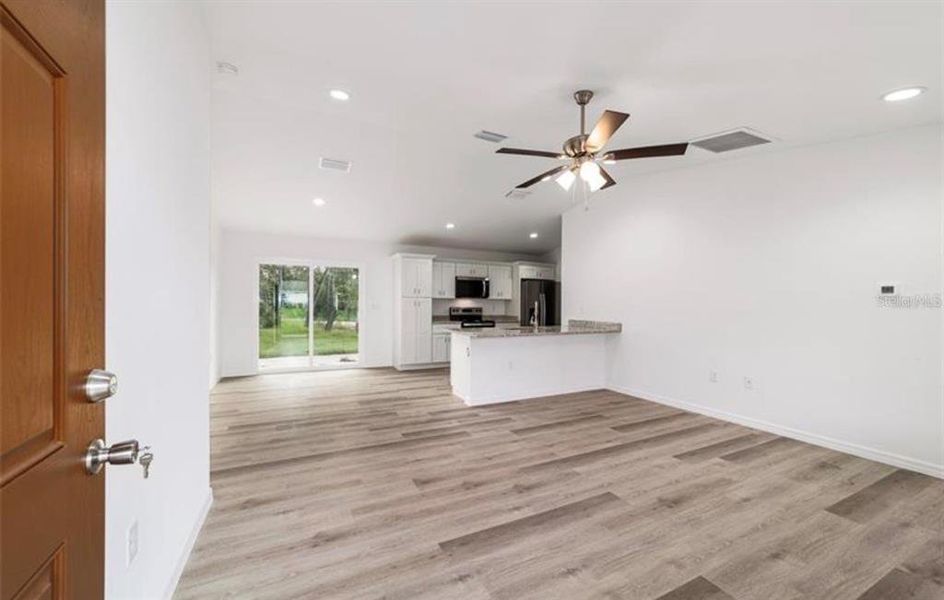 Spacious, unfurnished interior of a new home in , Silver Springs (Image 12).