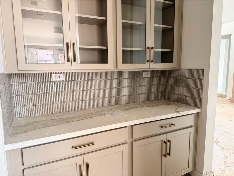 Butler's Pantry - pass through to kichen