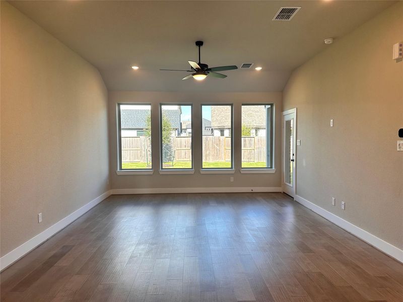 Spacious, unfurnished interior of a new home in Meridiana 40', 65', Iowa Colony (Image 7).