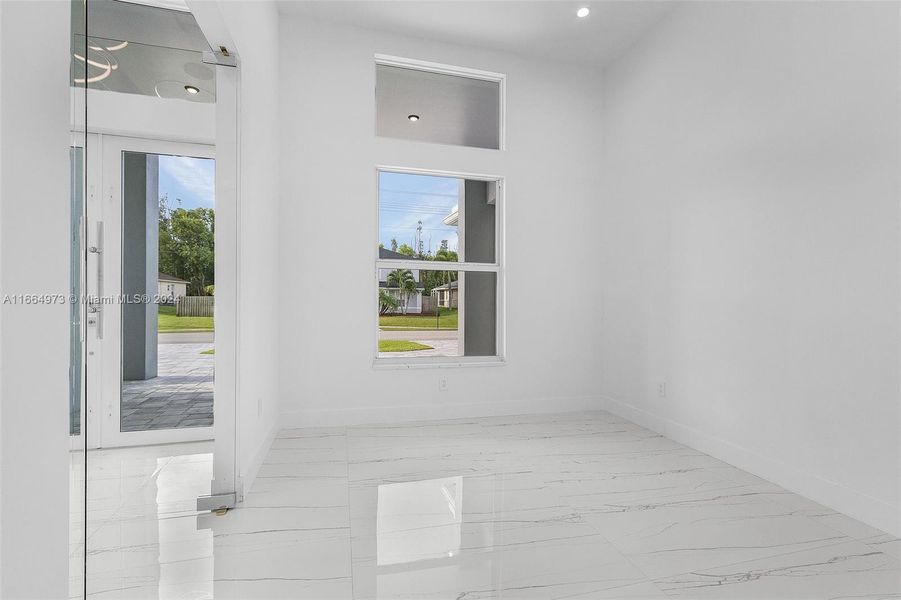 Spacious, unfurnished interior of a new home in , Cape Coral (Image 11).