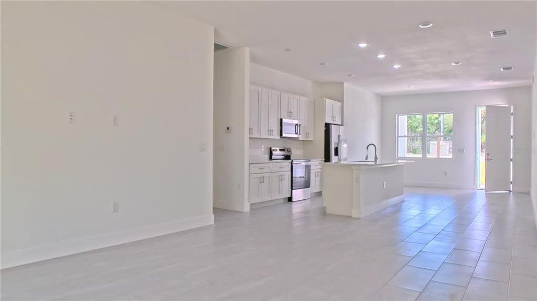 Spacious, unfurnished interior of a new home in , Dunnellon (Image 16).