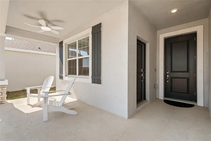 Exterior details and patio area of a home in , Winter Haven (Image 3).