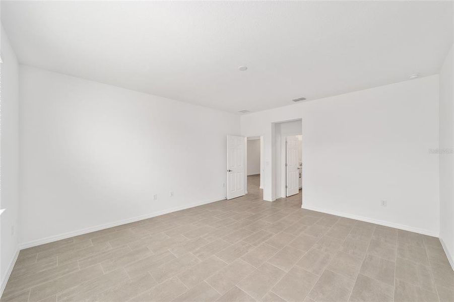 Spacious, unfurnished interior of a new home in , Ocala (Image 14).