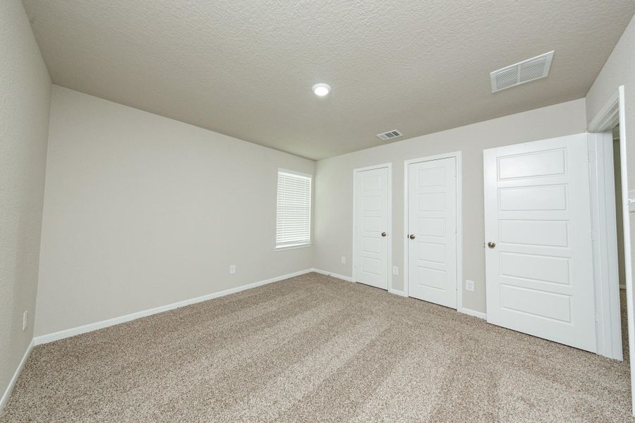 Spacious, unfurnished interior of a new home in Mackenzie Creek, Conroe (Image 11).