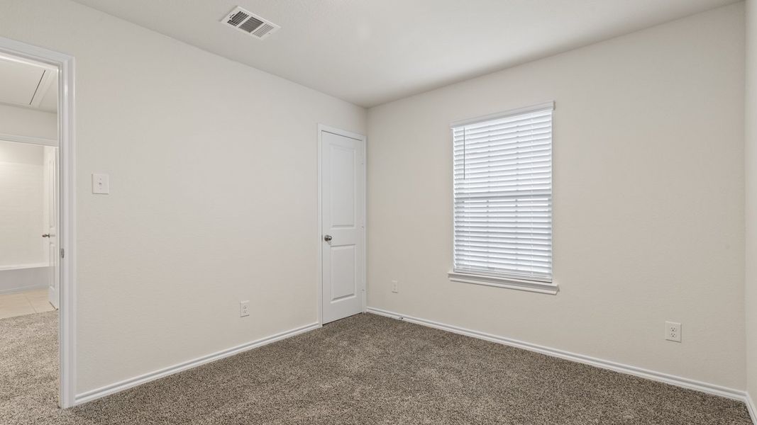 Spacious, unfurnished interior of a new home in Verandah, Royse City (Image 15).