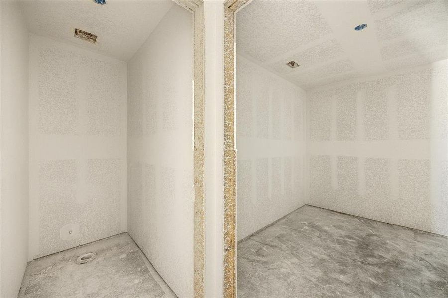 Spacious, unfurnished interior of a new home in , Tolar (Image 17).