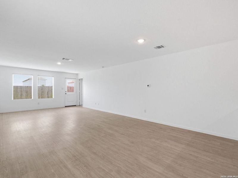 Spacious, unfurnished interior of a new home in Sapphire Grove, San Antonio (Image 20).