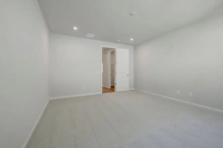 Spacious, unfurnished interior of a new home in Millstone, Cramerton (Image 27).
