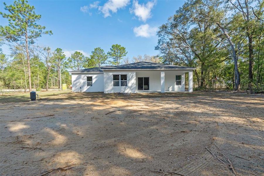Exterior details and patio area of a home in , Dunnellon (Image 4).