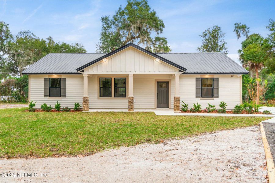 Front exterior of a new home in , San Mateo, FL, highlighting curb appeal (Image 26). Front exterior of a new home in , San Mateo, FL, highlighting curb appeal (Image 26).