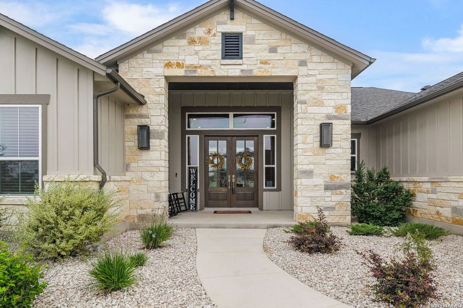 Exterior details and patio area of a home in Pradera Ridge, Floresville (Image 24).