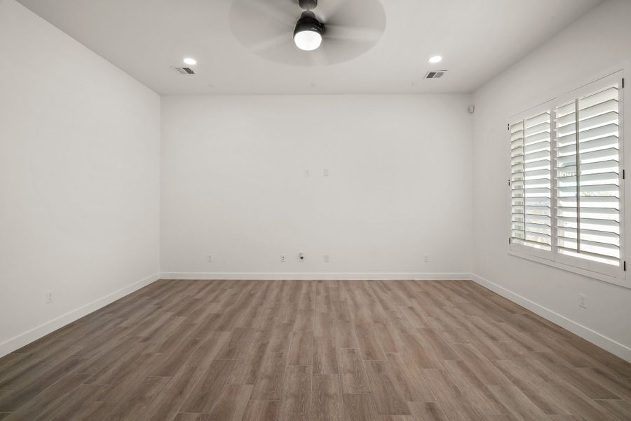 Spacious, unfurnished interior of a new home in Tierra Del Este 90, El Paso (Image 32).