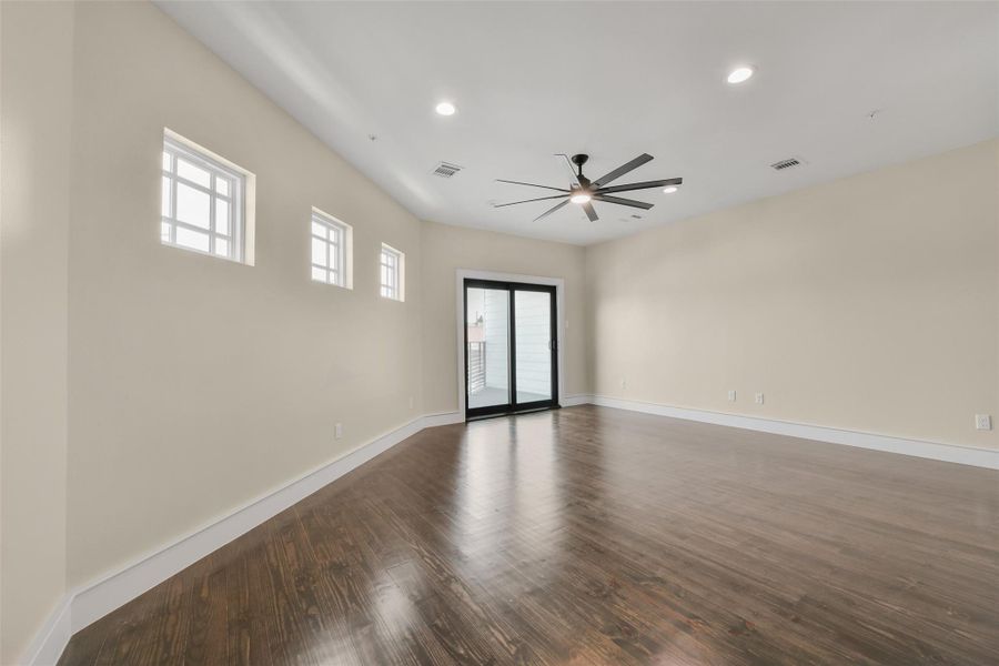 Spacious, unfurnished interior of a new home in , Galveston (Image 15).