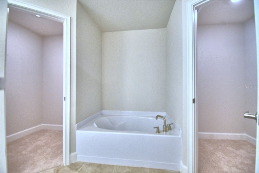 Spacious, unfurnished interior of a new home in Cadence Crossing, Auburndale (Image 24).
