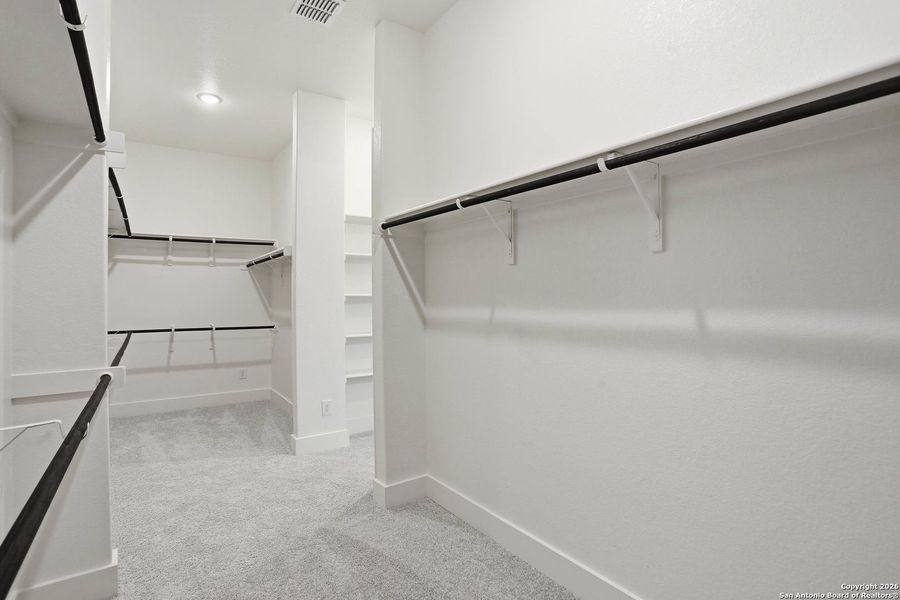 Spacious, unfurnished interior of a new home in Kinder Ranch - 70', San Antonio (Image 36).