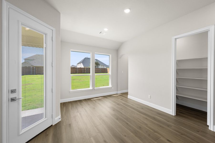 Spacious, unfurnished interior of a new home in Myrtle Creek, Waxahachie (Image 15).