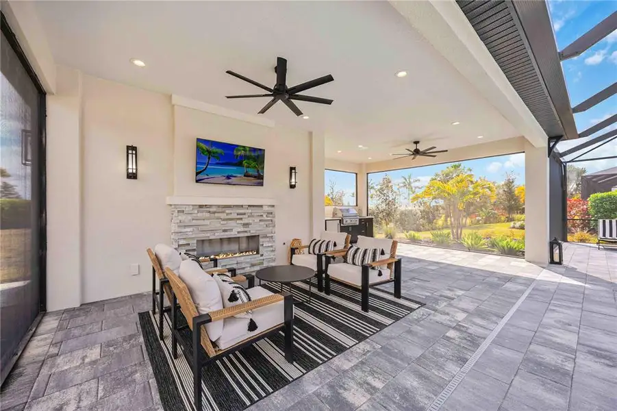 Exterior details and patio area of a home in Gran Place, Venice (Image 23).