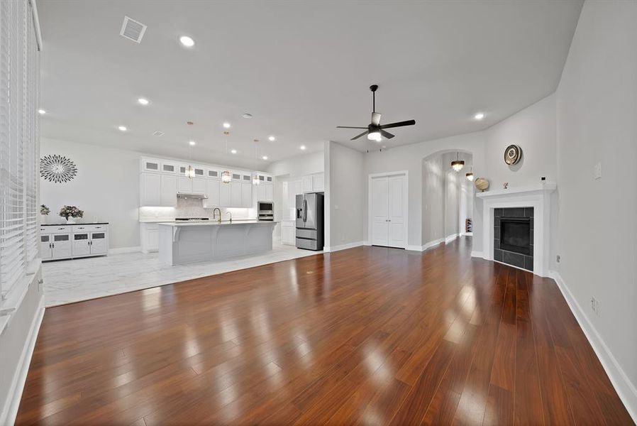 Spacious, unfurnished interior of a new home in , Fate (Image 20).