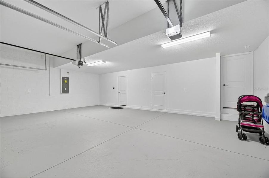 Spacious, unfurnished interior of a new home in , Wimauma (Image 25).