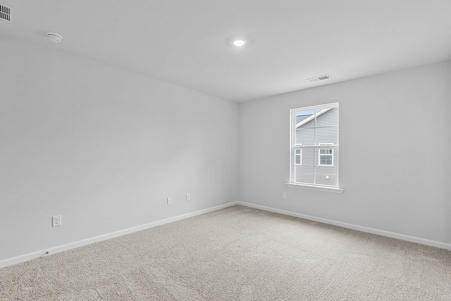 Spacious, unfurnished interior of a new home in Fieldstone, Lexington (Image 32).