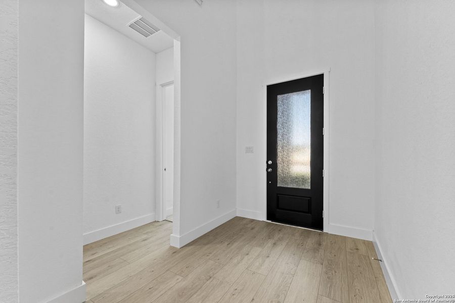 Spacious, unfurnished interior of a new home in Gatehouse: Classic Collection, New Braunfels (Image 39).