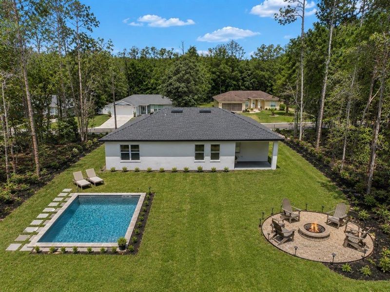 Exterior details and patio area of a home in , Dunnellon (Image 22).