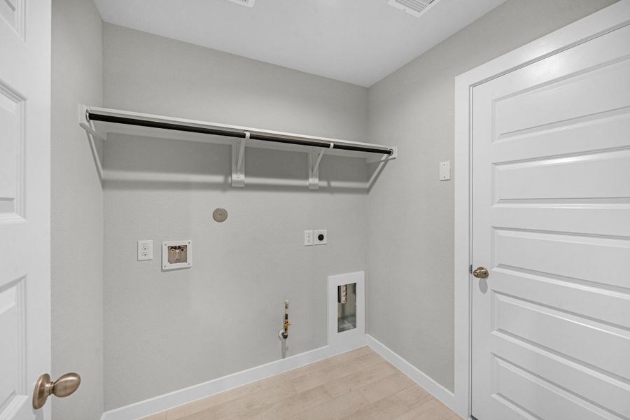 Spacious, unfurnished interior of a new home in Barton Creek Ranch, Conroe (Image 19).