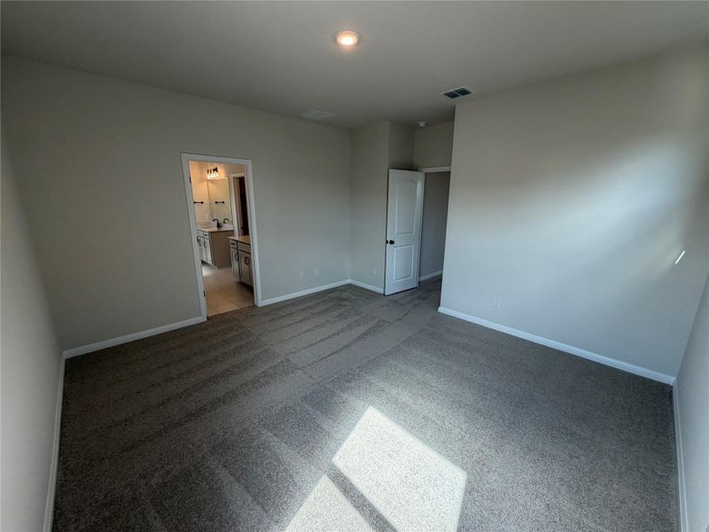 Spacious, unfurnished interior of a new home in Lariat, Liberty Hill (Image 23).