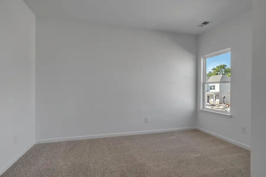 Spacious, unfurnished interior of a new home in Stratford Station, Lebanon (Image 27).