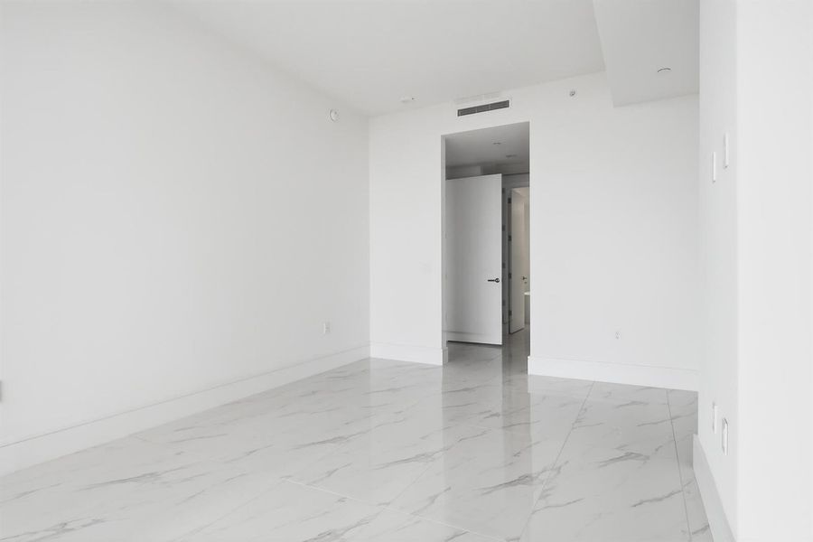 220-LAKESHORE-DRIVE-804-33403-009 220-LAKESHORE-DRIVE-804-33403-009