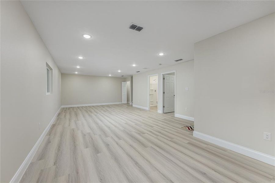 Spacious, unfurnished interior of a new home in , Deland (Image 15).