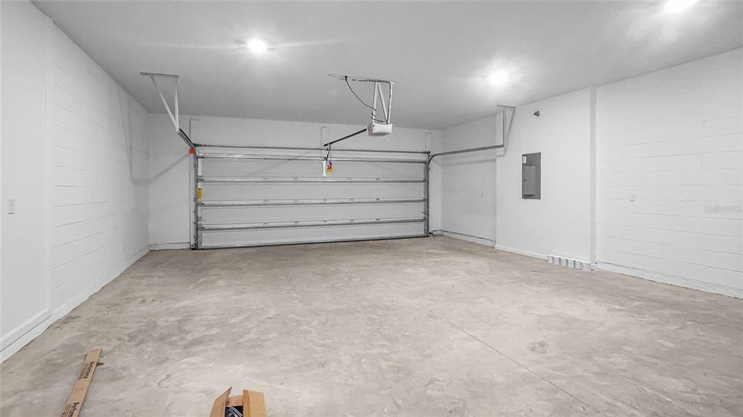 Spacious, unfurnished interior of a new home in Cresswind at Hammock Oaks, Lady Lake (Image 39). Spacious, unfurnished interior of a new home in Cresswind at Hammock Oaks, Lady Lake (Image 39).