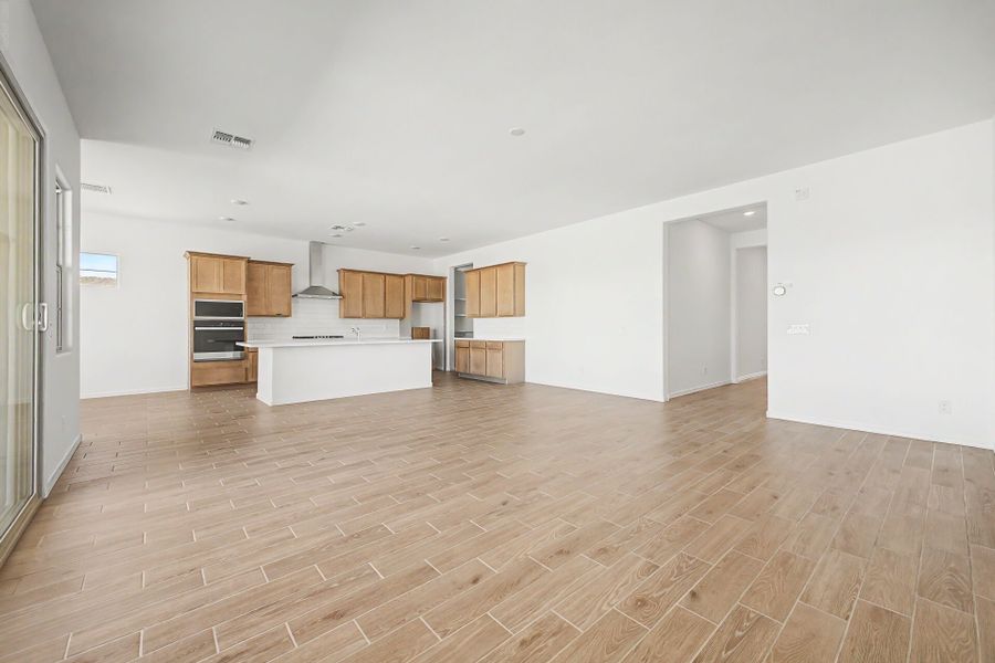 Spacious, unfurnished interior of a new home in Las Ventanas - RV Collection, Goodyear (Image 5).